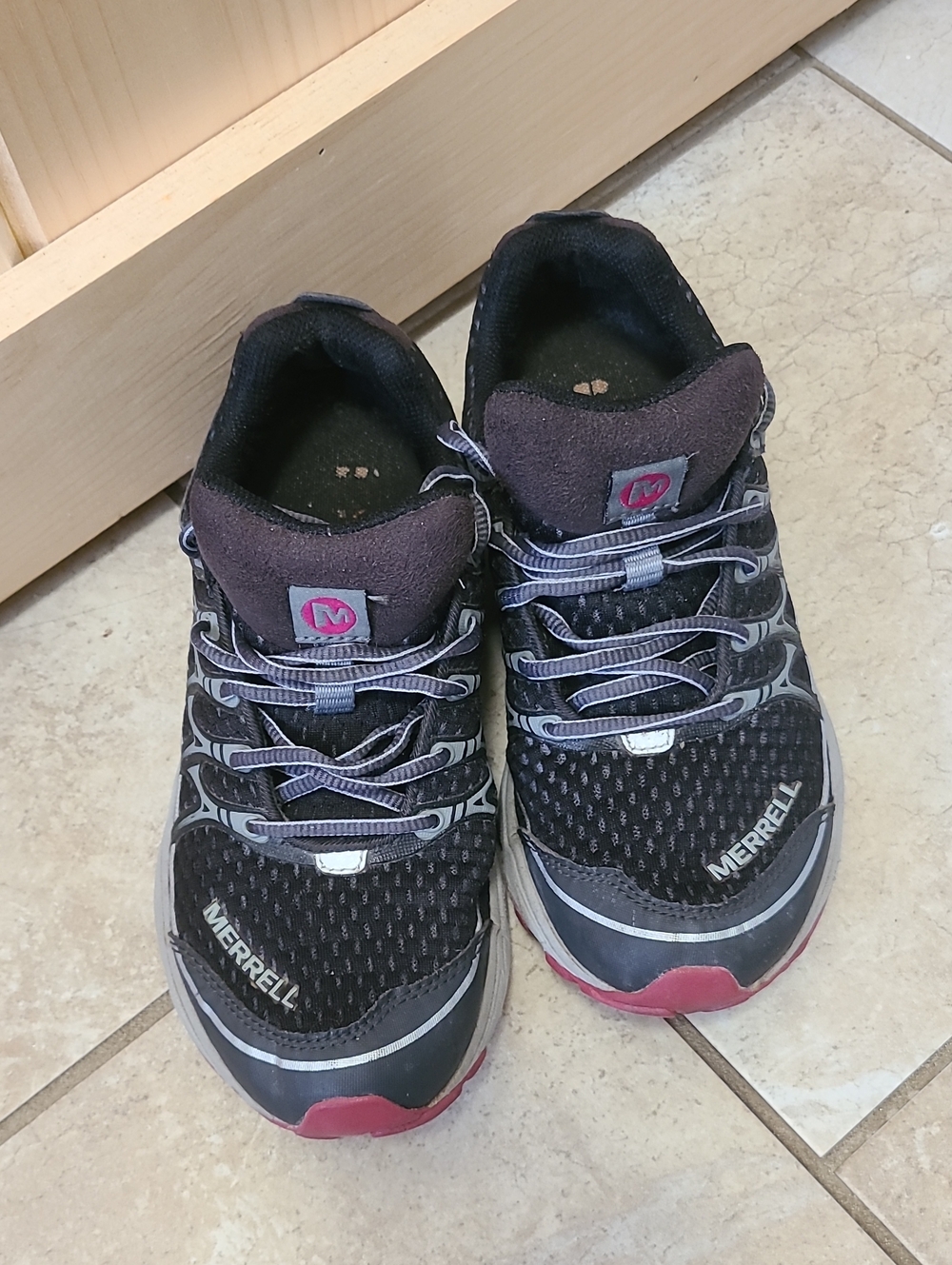 ​Merrell Women's Carbon Trail Running Hiking Shoes Size 7 Black Red